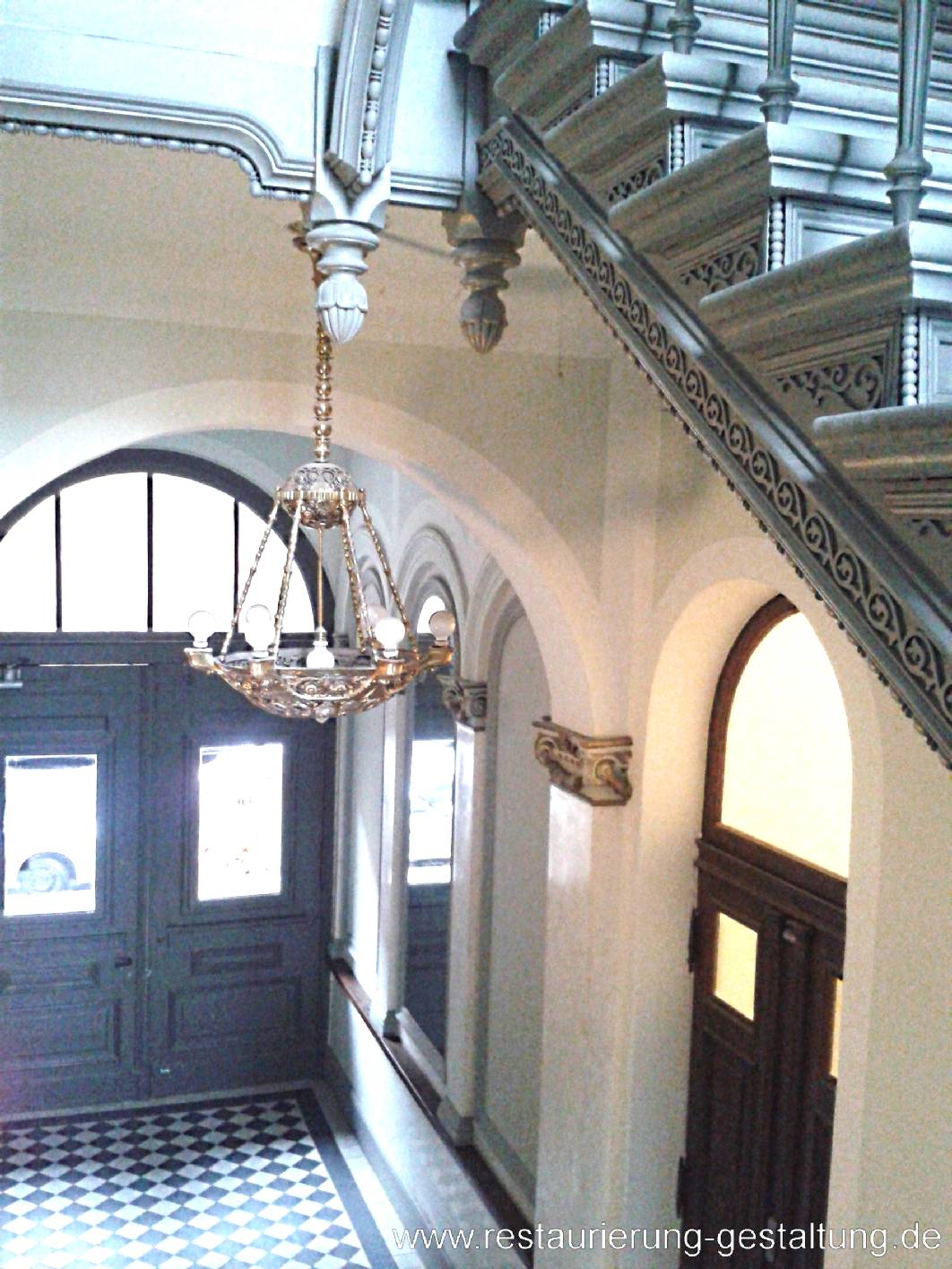 Malermeister und Restaurator für historische Malerei  hat im Eingangsbereich im Schöneberger Altbau eine Marmorimitation angebracht. Im Gründerzeit - Treppenhaus wurde auch eine Vergoldung am Stuck angebracht.